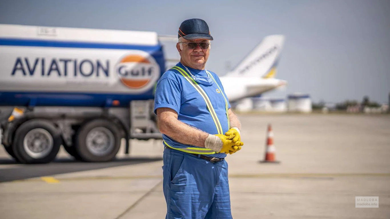 Сотрудник  "Petrocas Fuel Services Georgia" рядом с фурой