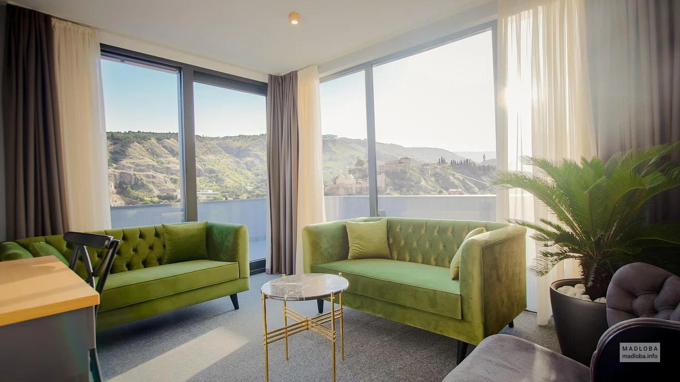 Интерьер номера с витражными окнами Tuta Hotel