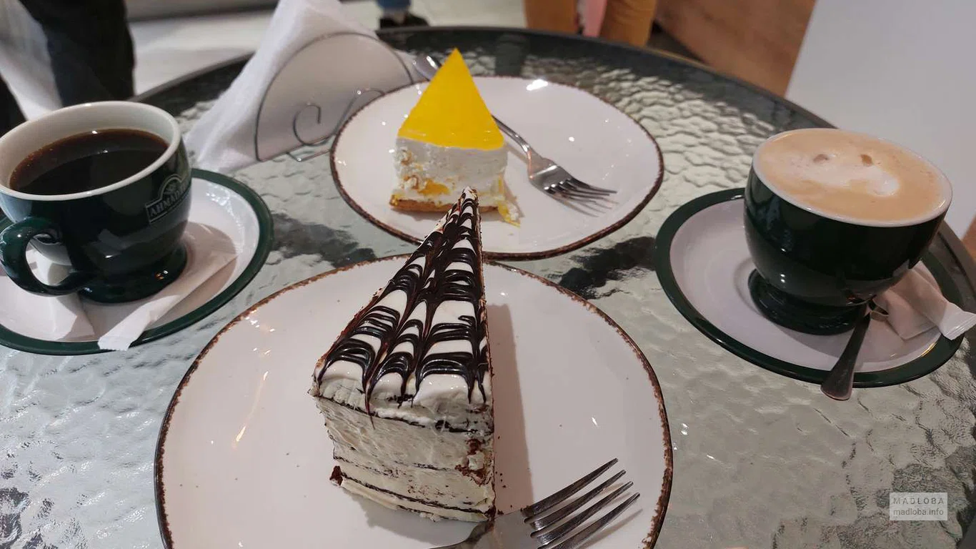 Подача десерта в Sakhluri bakery