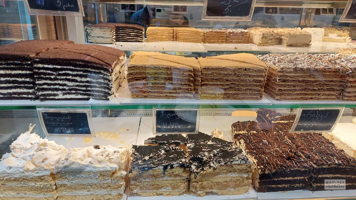 Витрина пекарни Sakhluri bakery