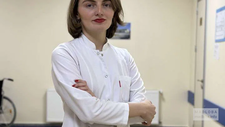 Врач роддома