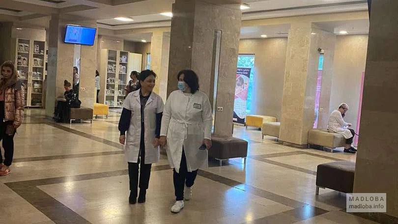 Врачи идут по коридору