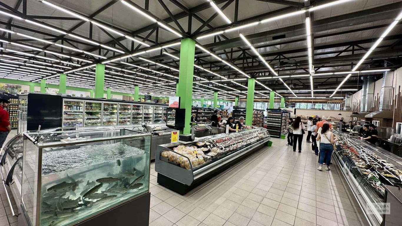 Аквариум с рыбами в магазине "Fresco Group"