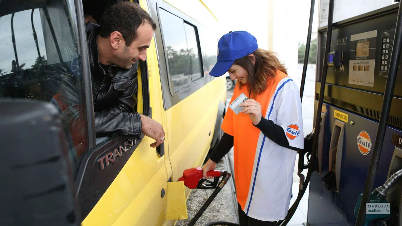 Заправка "Sun Petroleum Georgia" сотрудник заправляет машину