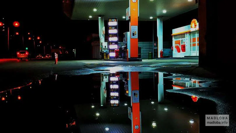Заправка "Rompetrol Georgia" ночью
