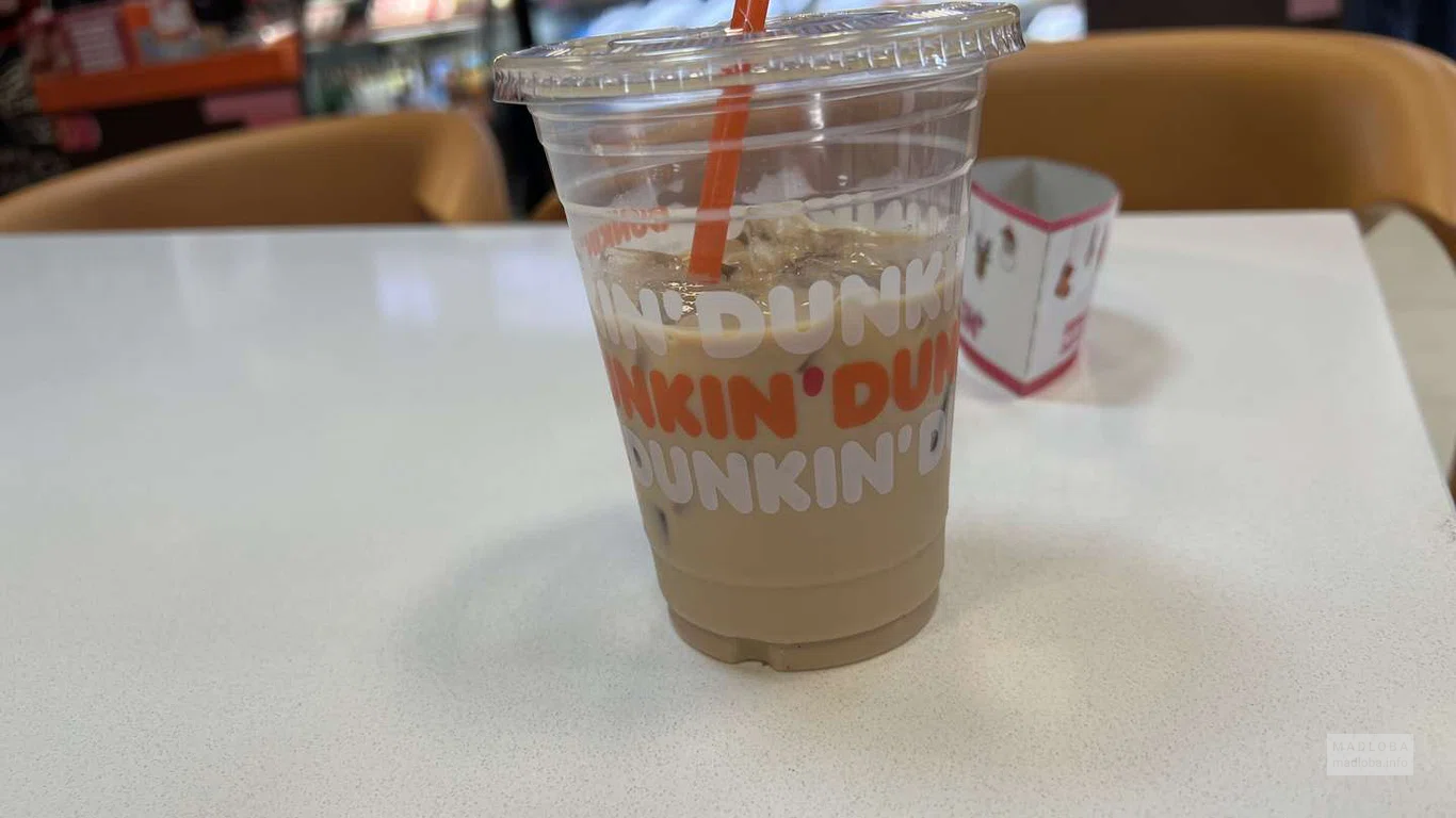 Кофе в кофейне "Dunkin' Donuts"