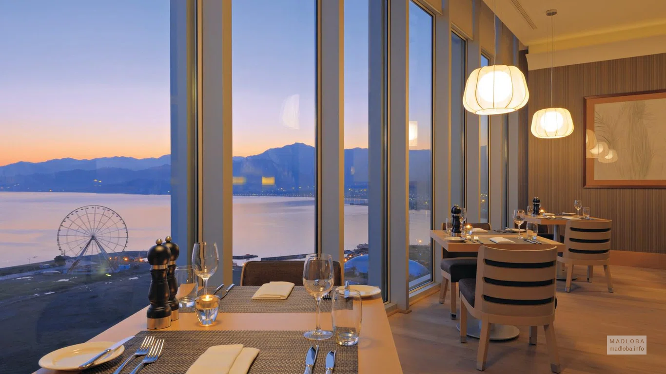 Столик с видом на море в Clouds Restaurant and Bar