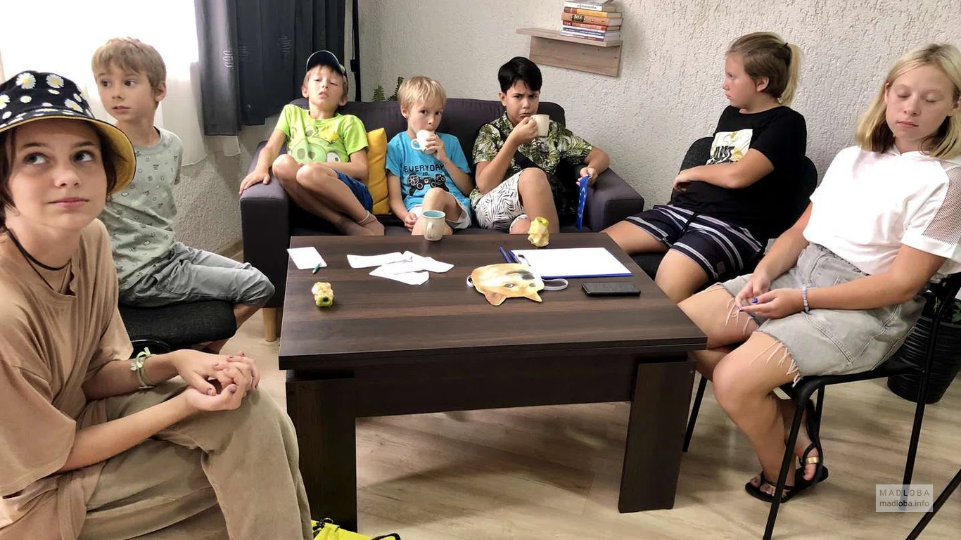 Группа детей у психолога