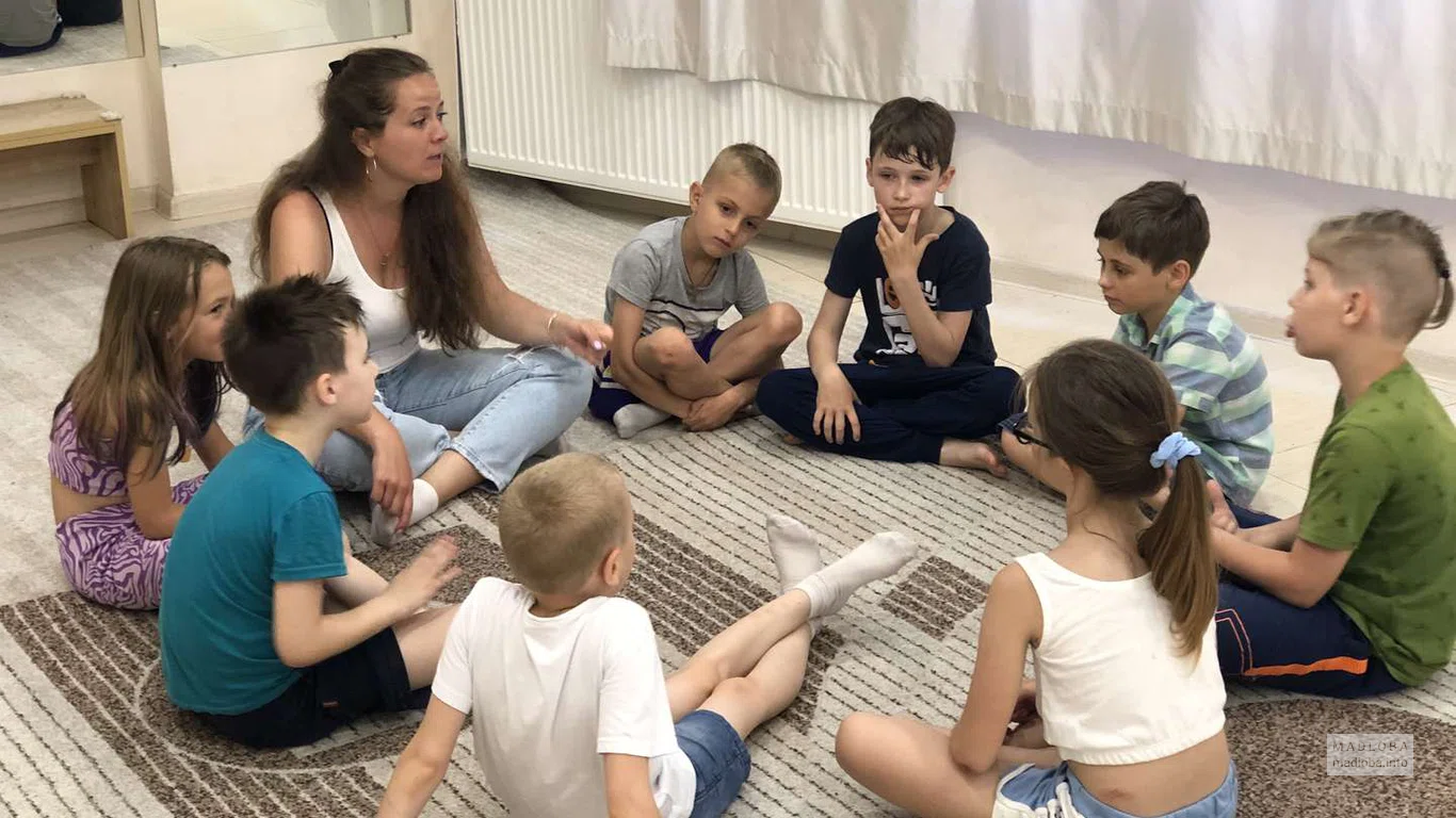 Группа детей с психологом