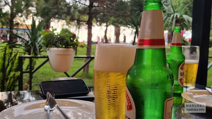 Подача напитка в Ajarian House