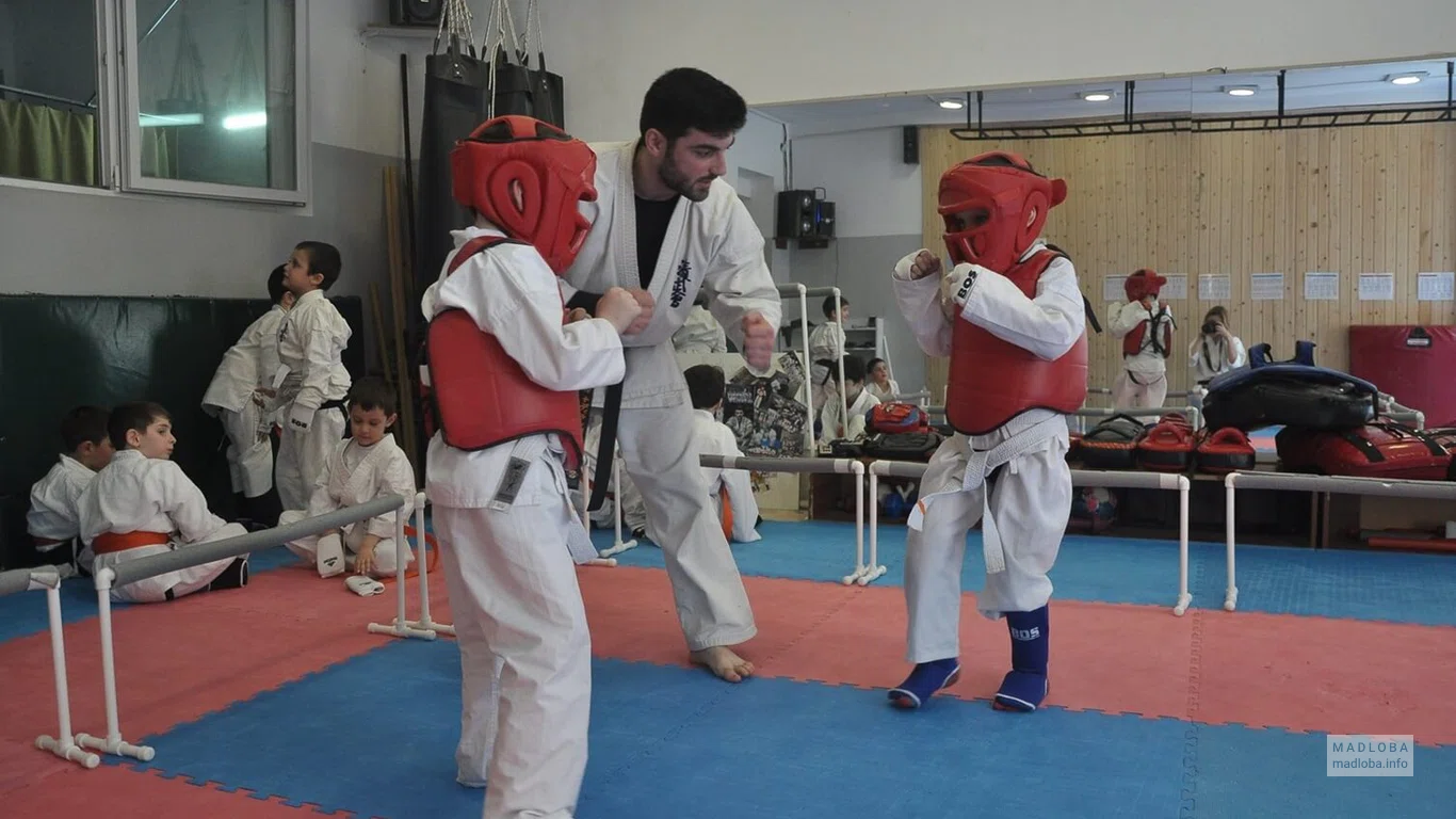 Тренировка по карате в спортивной школе 126 Dojo