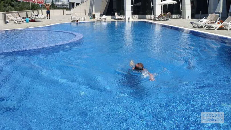 Отдых в Бассейне на открытом воздухе в отеле "Grand Gloria" в Батуми