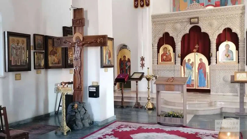 Внутри Церкви Давида Строителя в Барцхана в Батуми