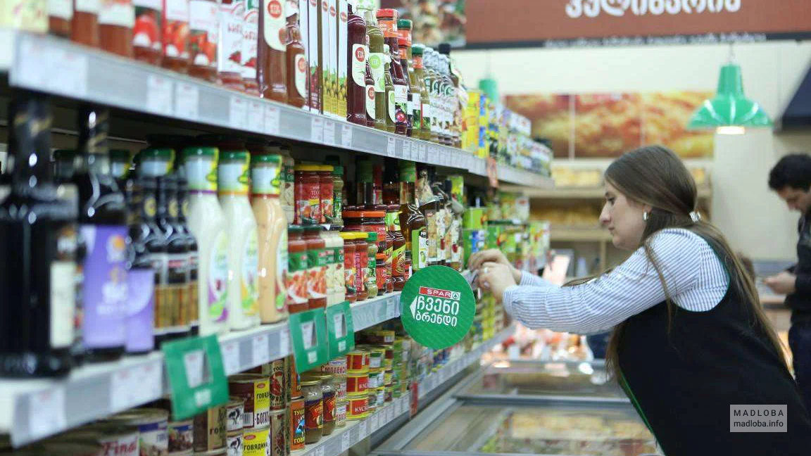 Поставщик продуктов и ритейловая сеть "Spar Georgia" сотрудник меняет ценники