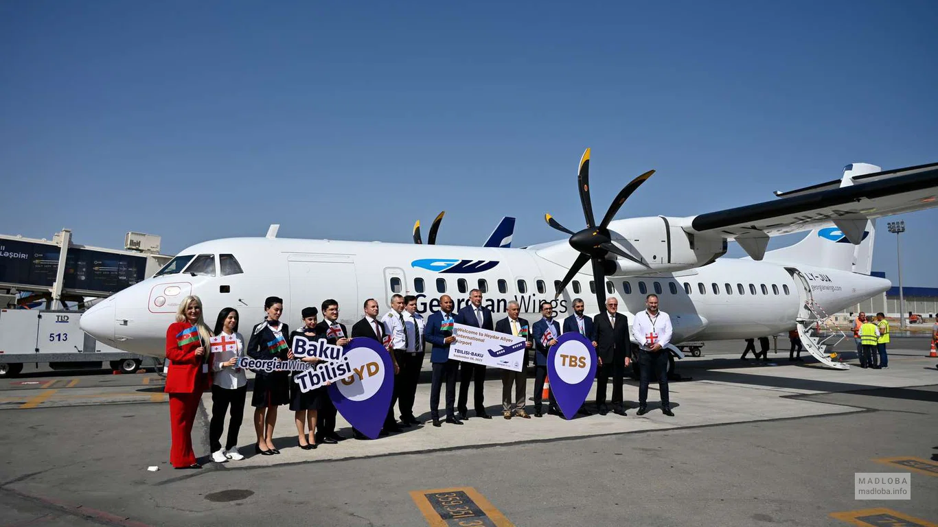 Сотрудники авиакомпании "Air Geo Sky" возле самолёта