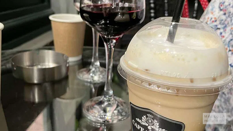 Подача кофе в Cafe Escala