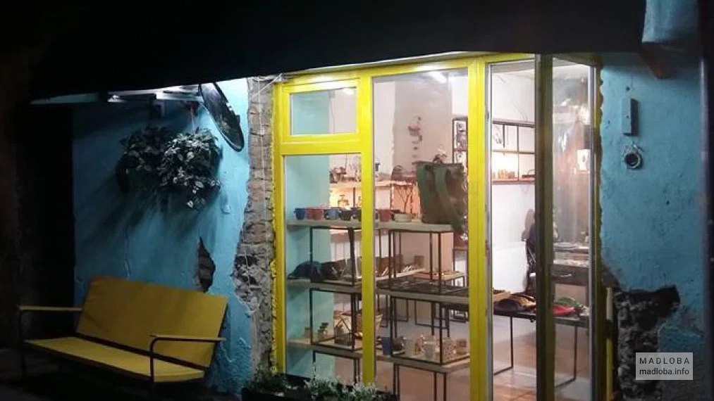 Вход в магазин 17 квадратов