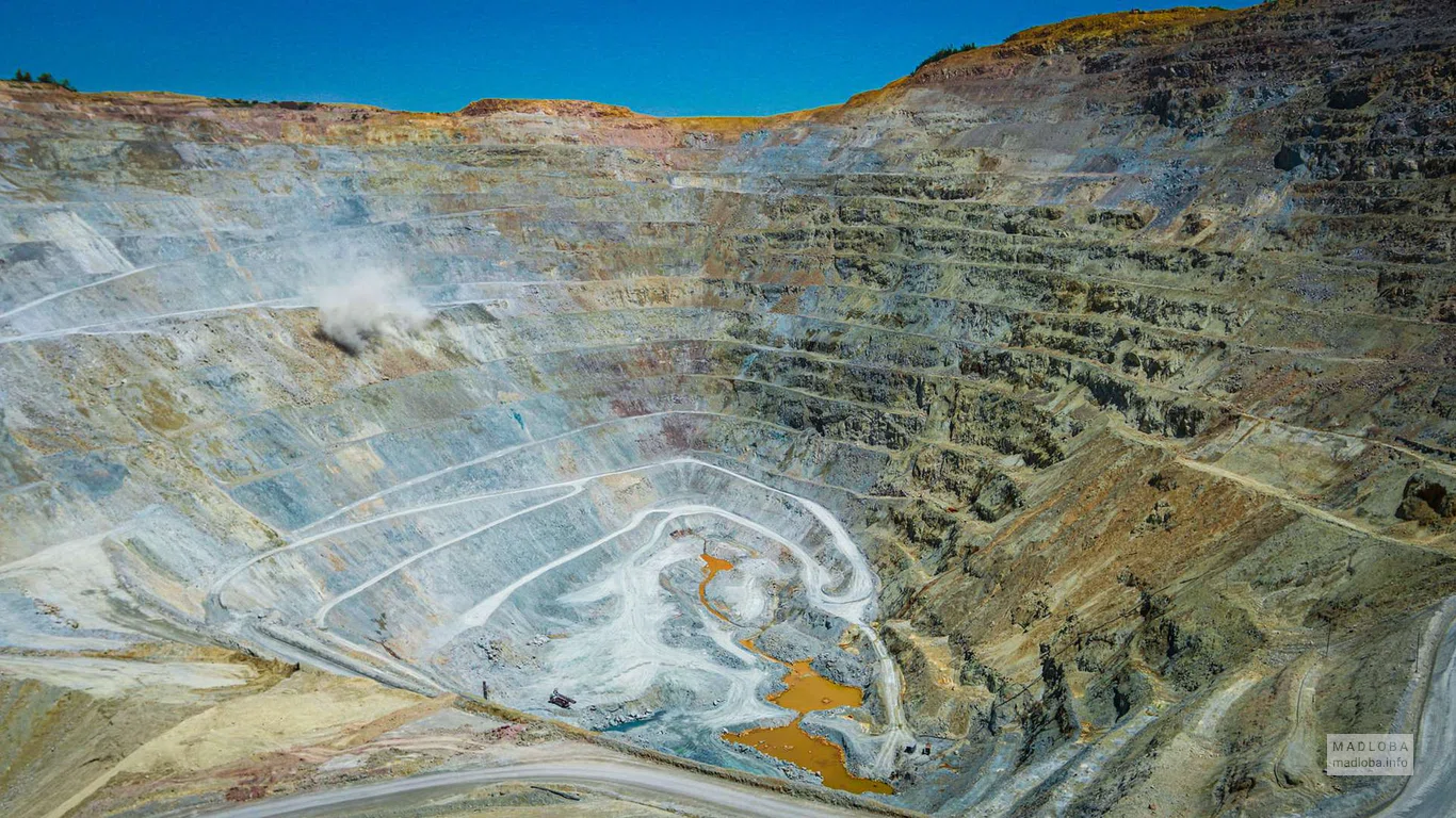 Производитель драгоценных металлов и камней "RMG Gold" горы