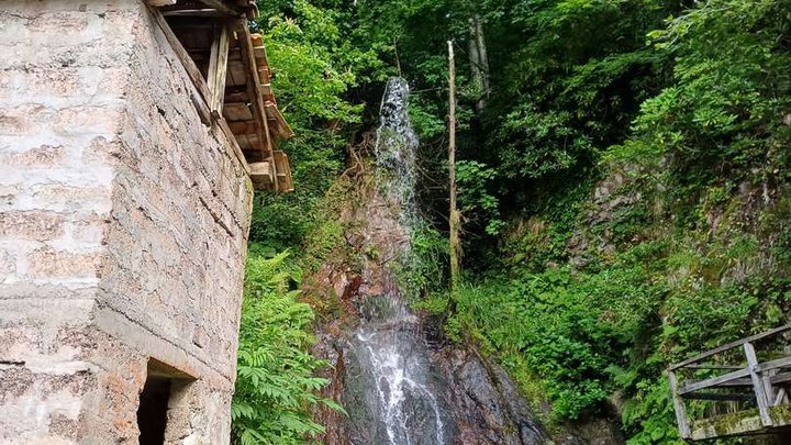 Artificial waterfall