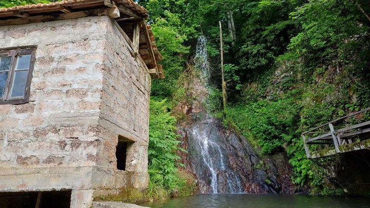 Artificial waterfall