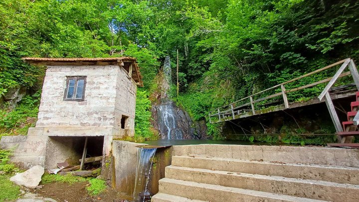 Artificial waterfall