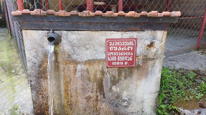 Родник с горной водой
