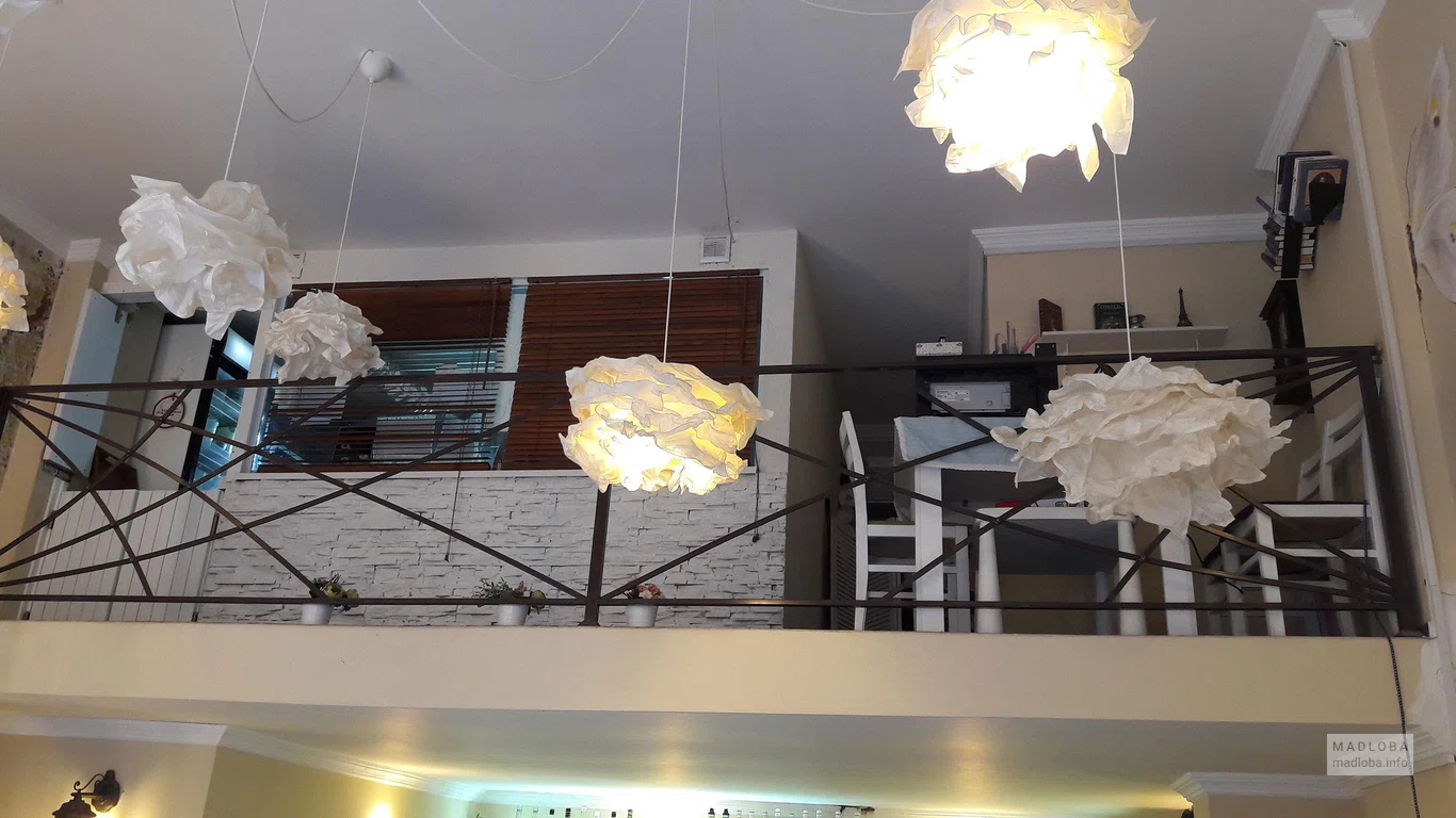 Вид на второй этаж в Provence Cafe in Batumi