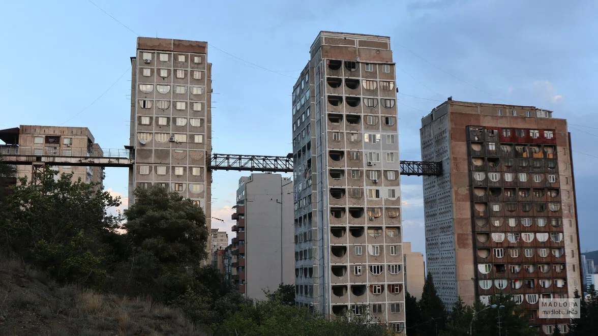 комплекс из трёх домов, соединённых галереей на верхних этажах