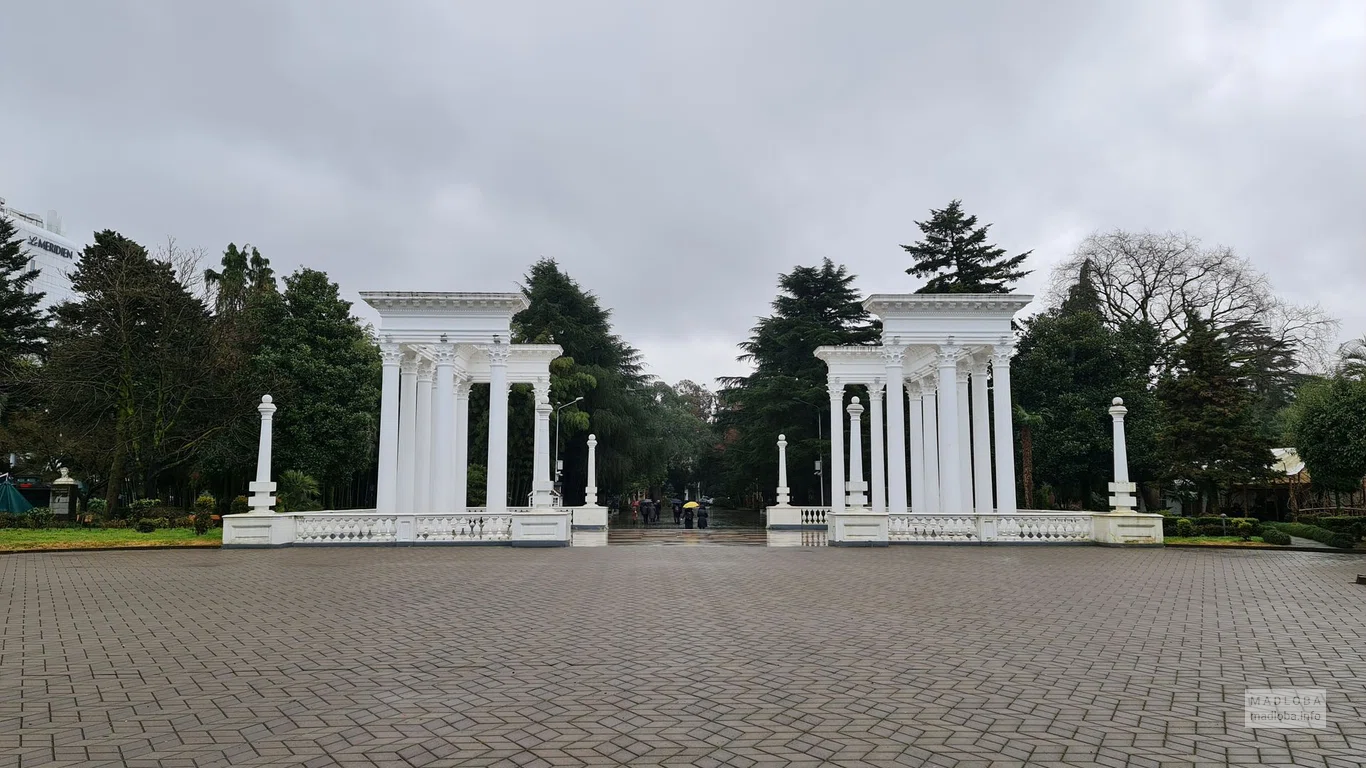 Колоннада на Батумском Бульваре