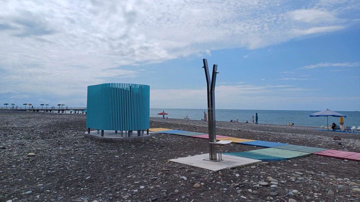 შეზღუდული შესაძლებლობის მქონე პირებისთვის ადაპტირებული პლაჟი ბატუმში (ახალი გემის მოპირდაპირე მხარეს)