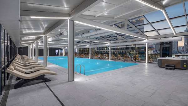 აუზი Wyndham-ის Ramada Plaza-ზე