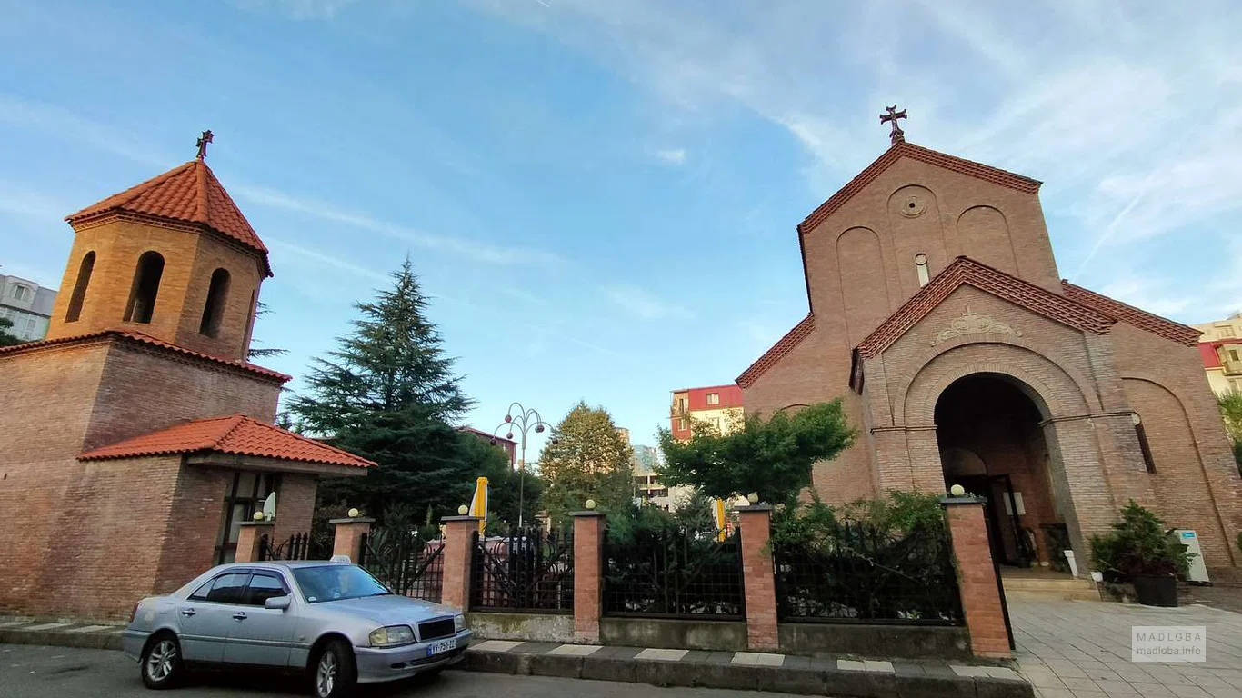 Общий вид на Православный храм на улице Джавахишвили в Батуми, Грузия