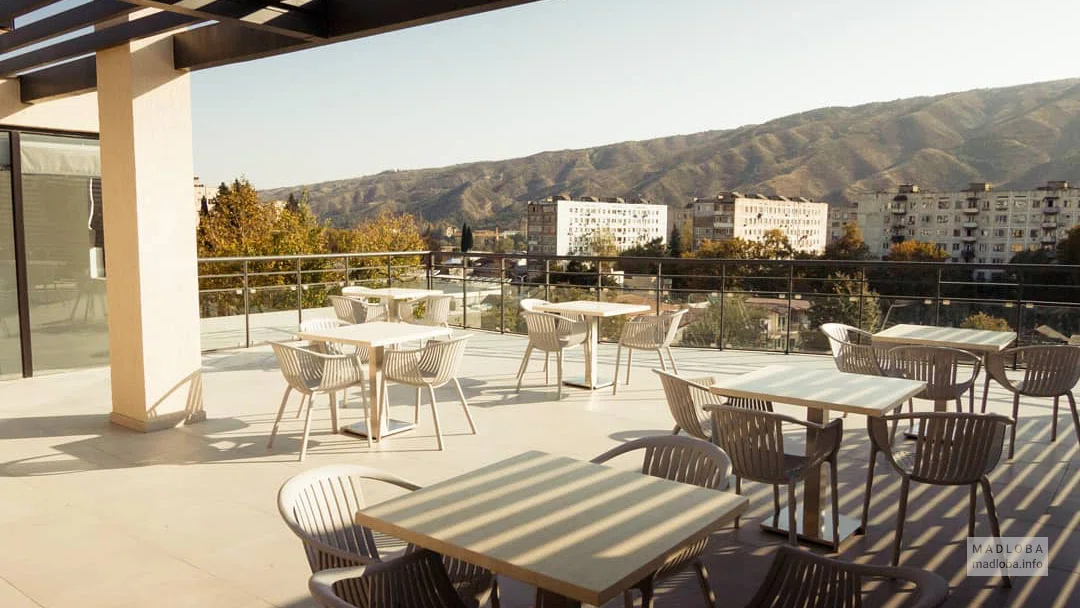 Столик на террасе отеля Victoria Inn Tbilisi