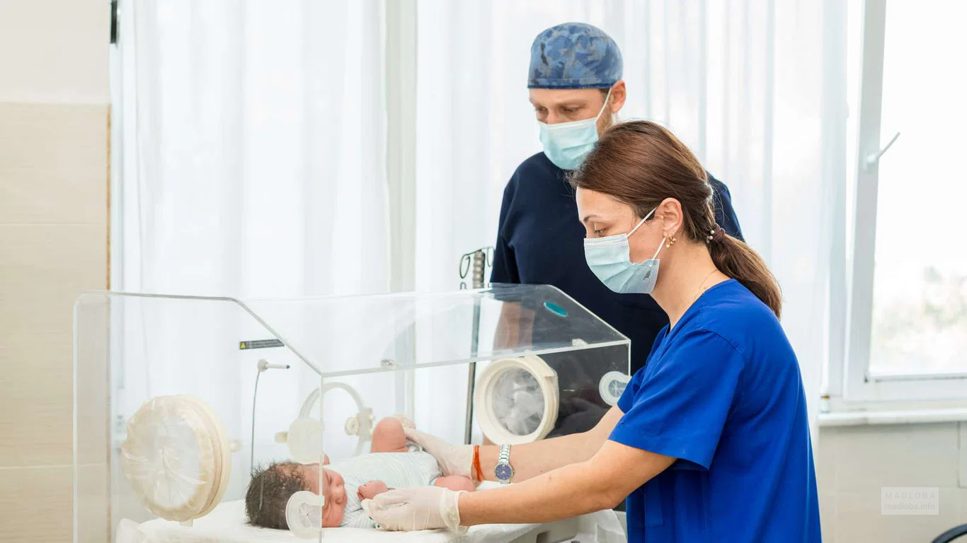 Специалисты осматривают ребёнка в клинике  "Geo Hospitals"
