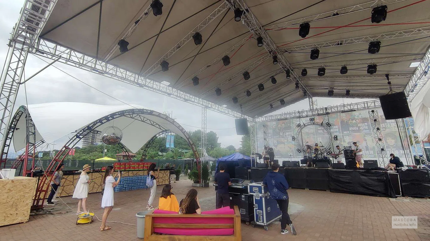 Ночной клуб "Mono Hall Batumi" в Батуми