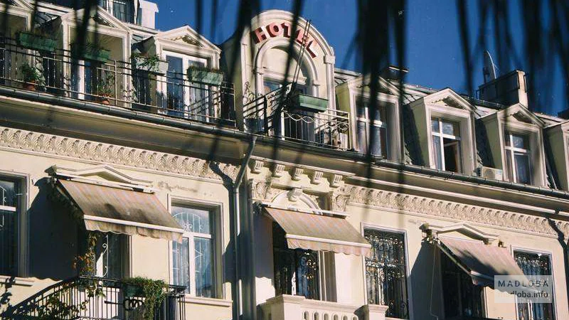 Семейный отель в центре города "Family Hotel"