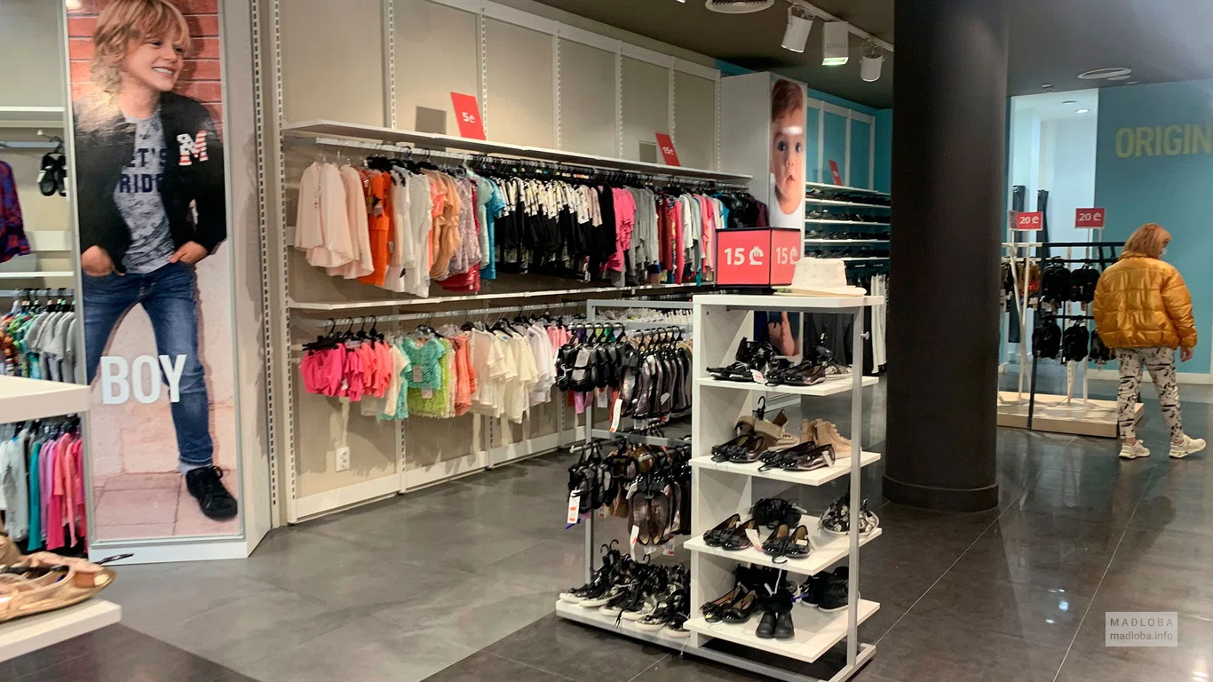 Стойки с обувью и детской одеждой Clothing store 2go