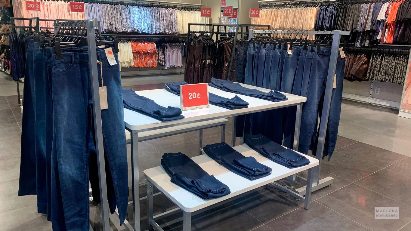 Стойки с джинсами Clothing store 2go