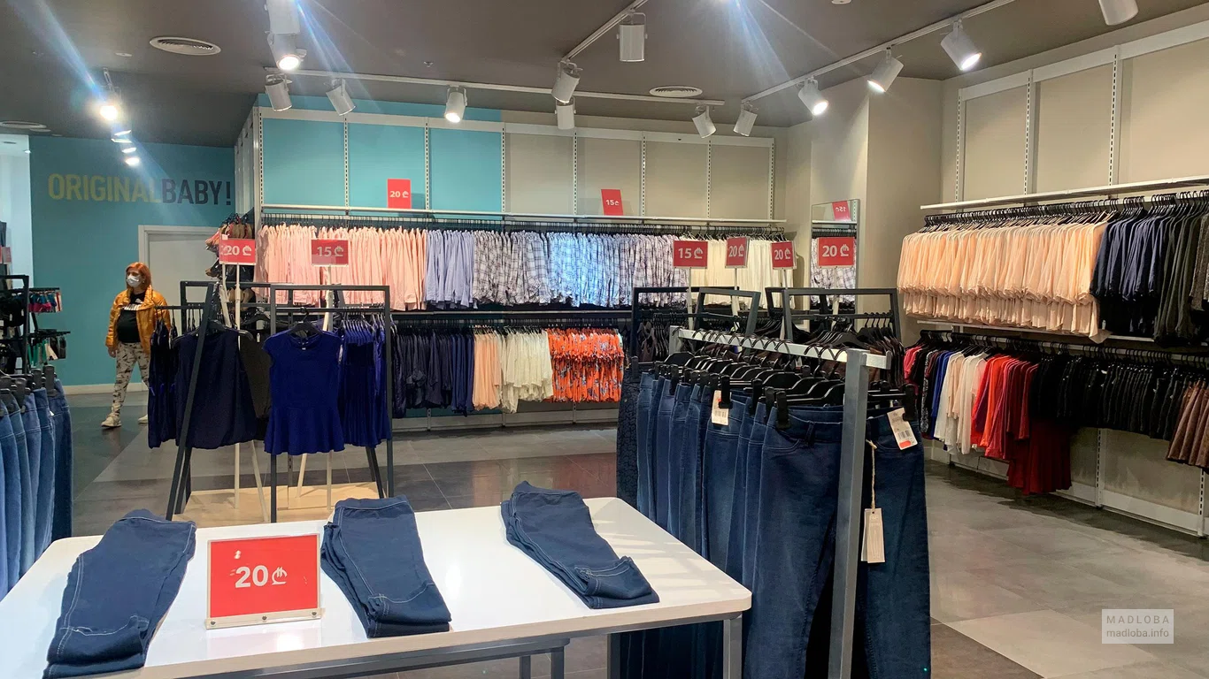 Вешалки и столы с товаром Clothing store 2go