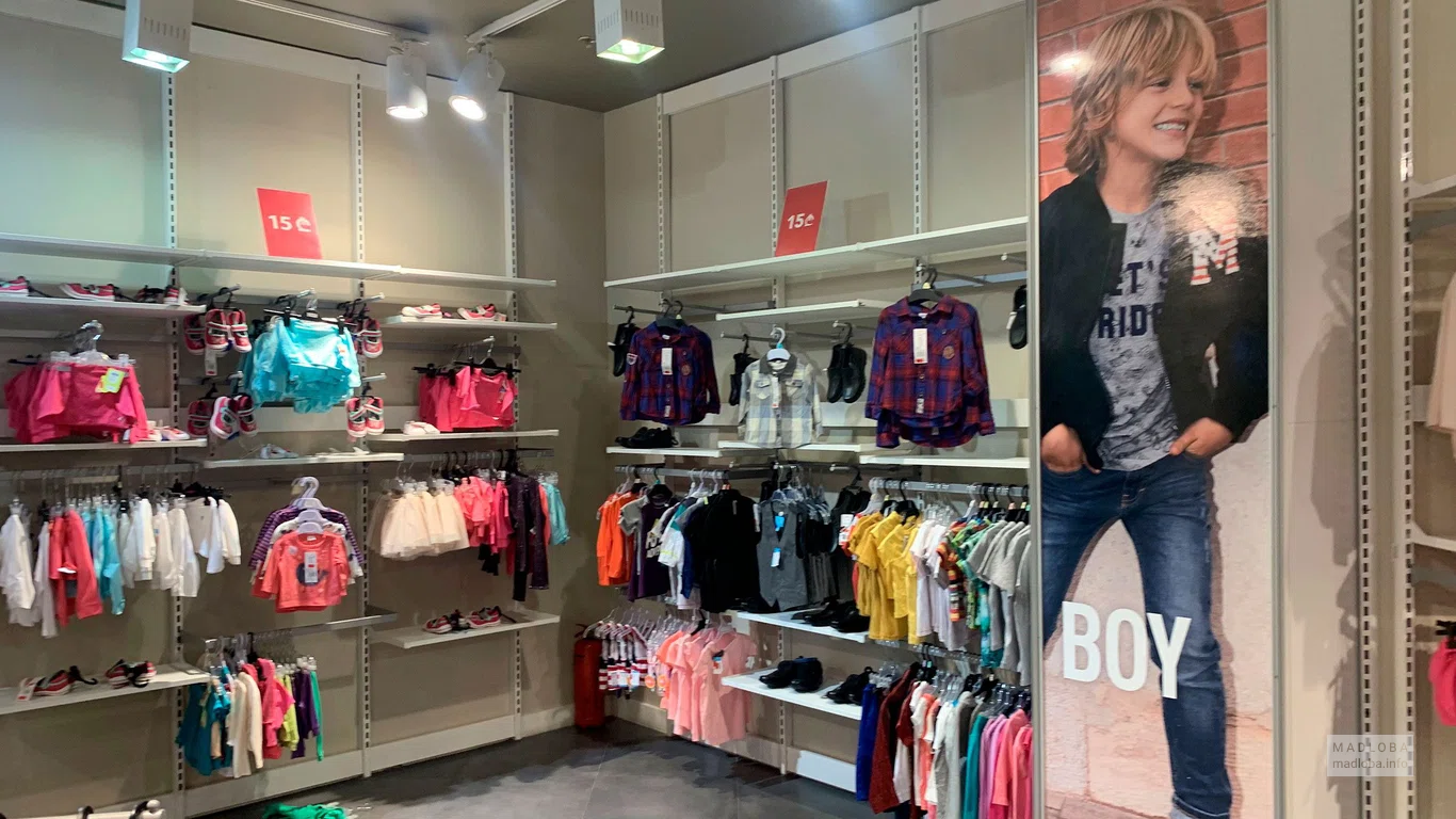 Ассортимент детской одежды в Clothing store 2go