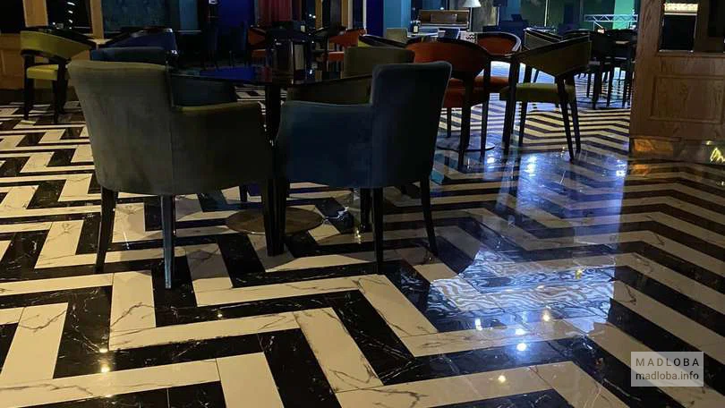 Столики в зале бара Intourist Lounge