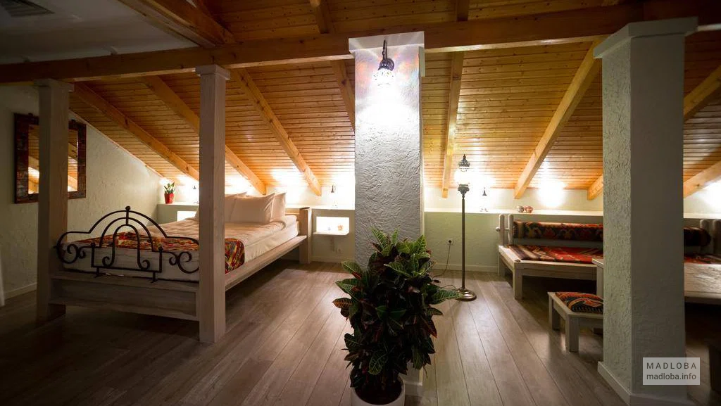 Интерьер спальни в No12 Boutique Hotel