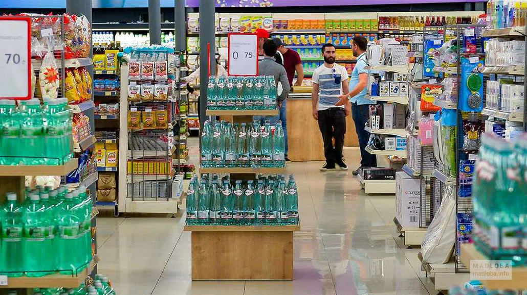 Поставщик продуктов и ритейловая сеть "Spar Georgia" полки с продуктами