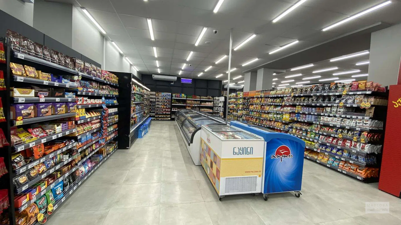 Поставщик продуктов питания "Никора" полки с продуктами