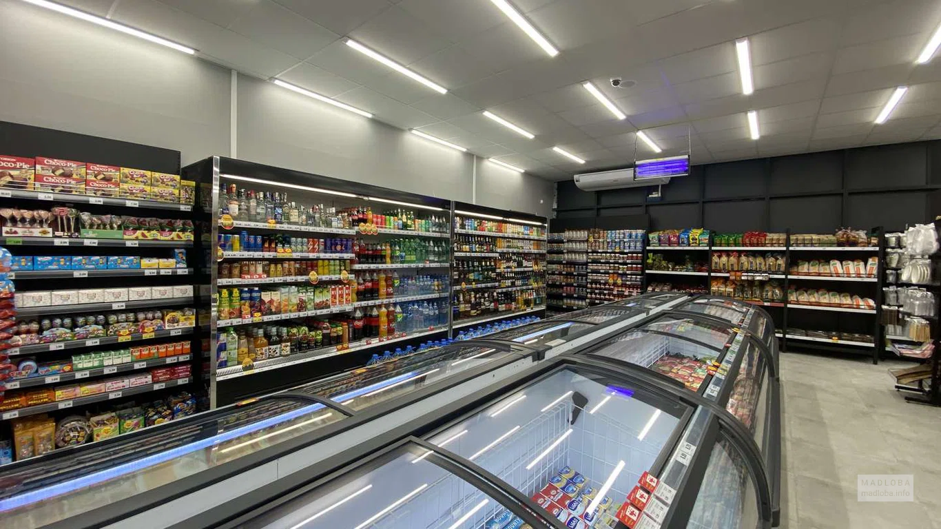 Поставщик продуктов питания "Никора" витрины и полки с продуктами