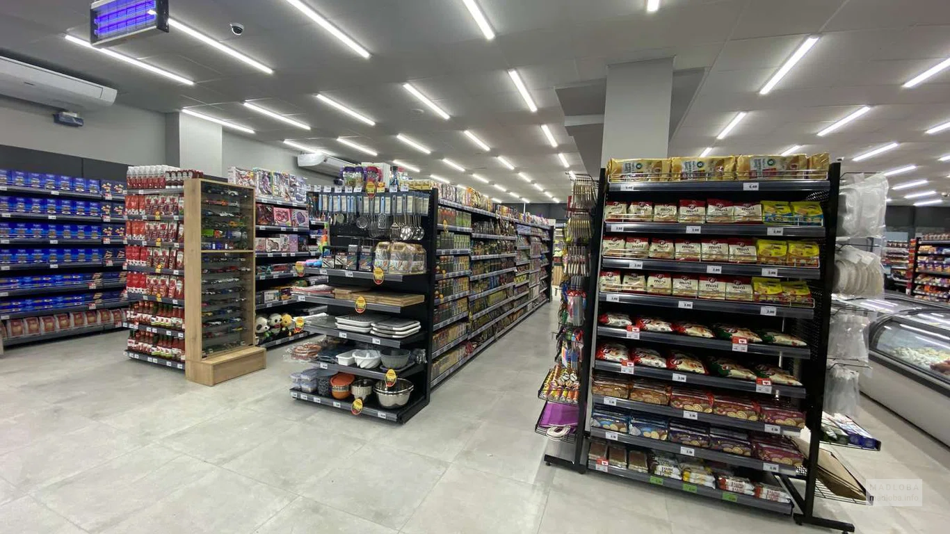 Поставщик продуктов питания "Никора" полки с продуктами