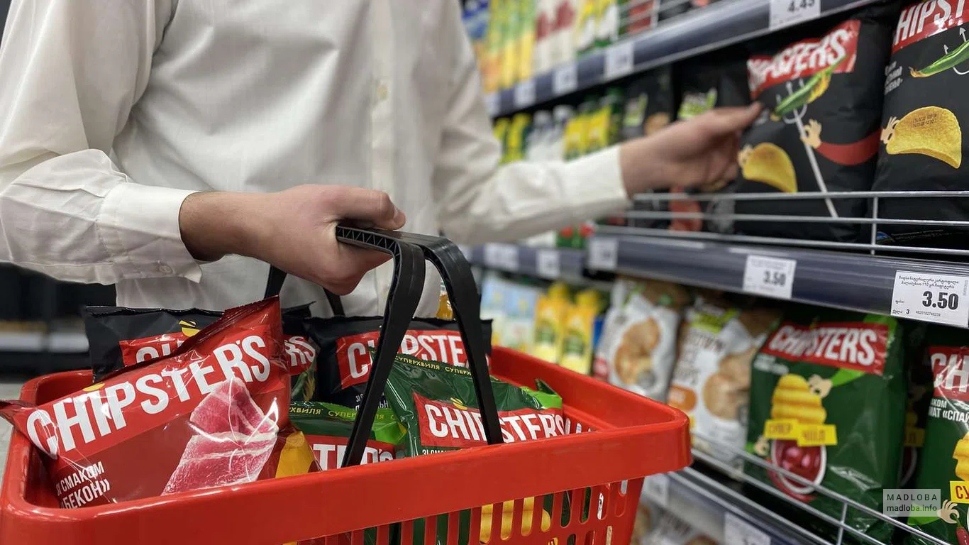 Поставщик продуктов питания "Никора" покупатель набирает корзинку