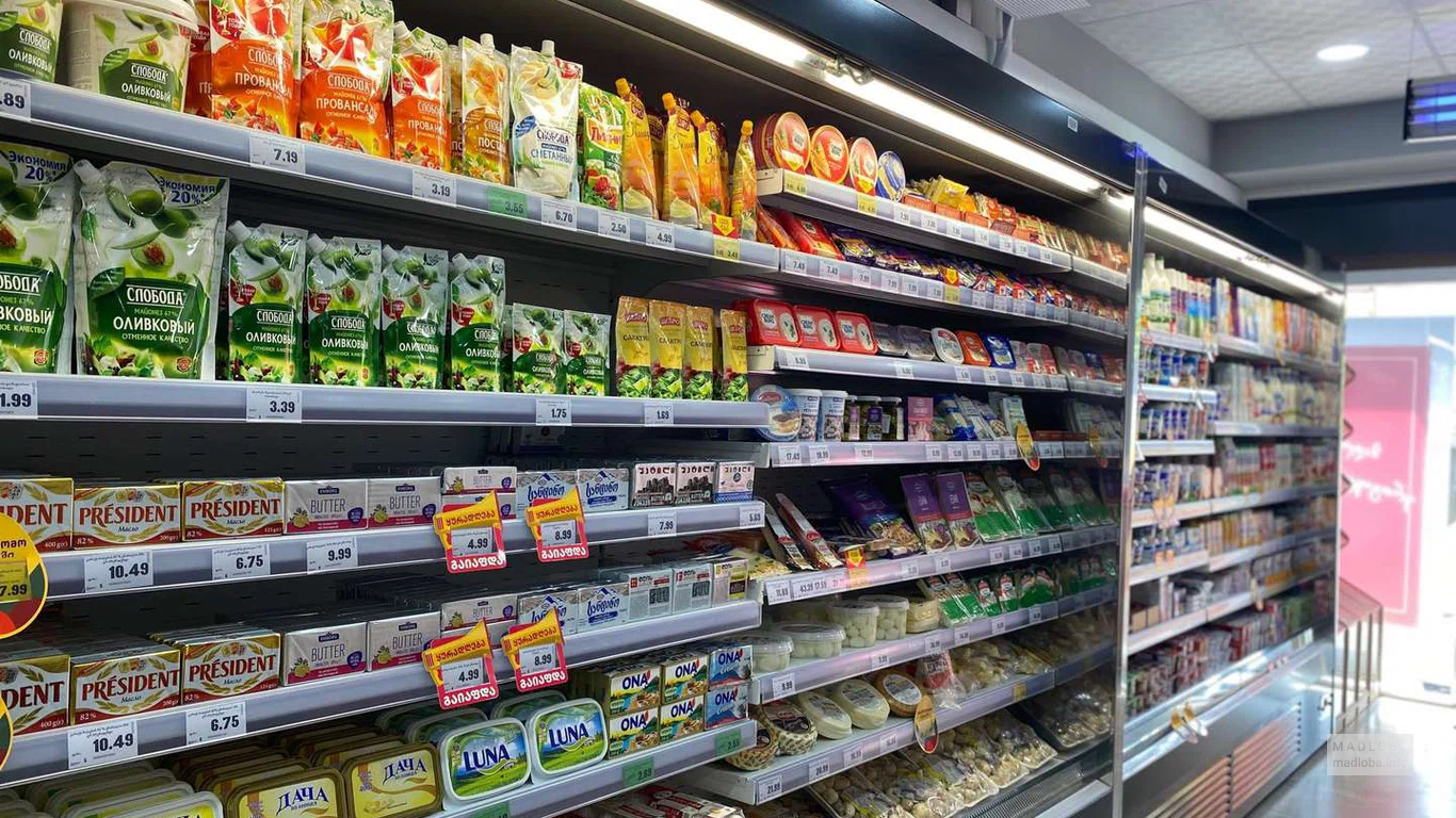Поставщик продуктов питания "Никора" полки с продуктами