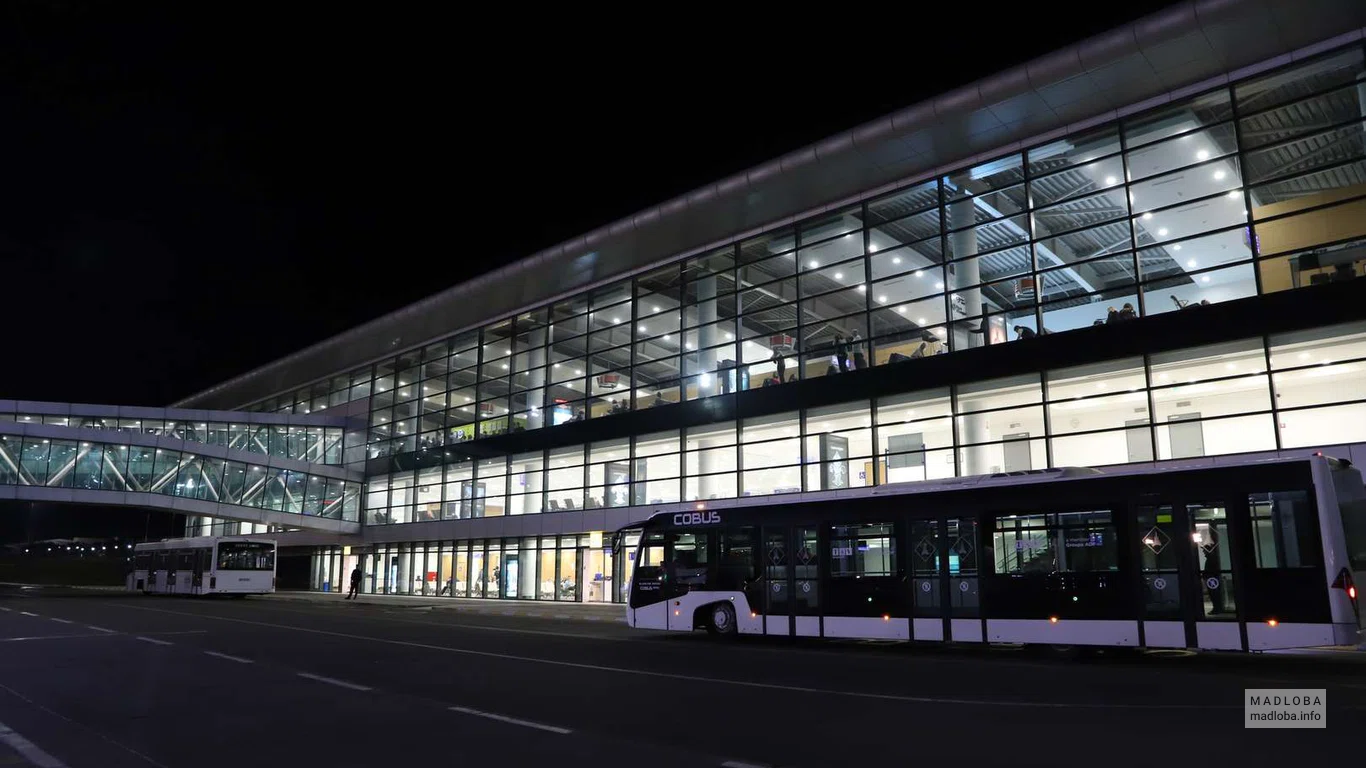 Аэропорт авиакомпании "Tav Urban Georgia" в ночное время