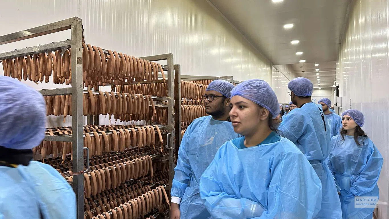Сотрудники на складе с мясной продукцией  "Lider Food"